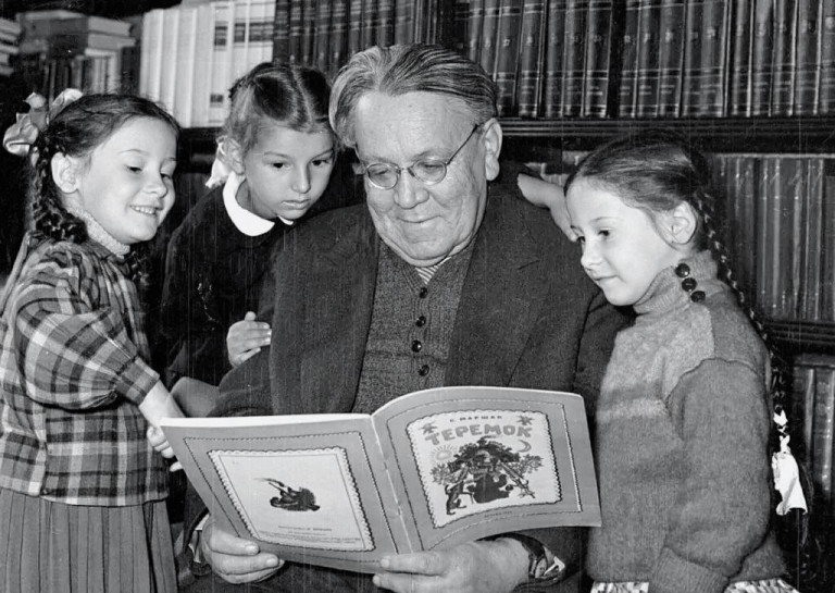 Заглавное фото. Глава «Детгиза» Самуил Маршак в окружении юных читателей.