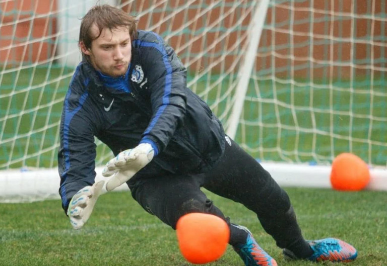 На заглавном фото: Денис Шелихов не захотел, чтобы украинские власти "отфутболили" его на фронт – воевать с Россией и его руками, поэтому он нашёл способ перебраться в Белоруссию (говорят, Тису переплыл), и теперь играет в Мозырском ФК "Славия". Он – не первый. И, разумеется, не последний.