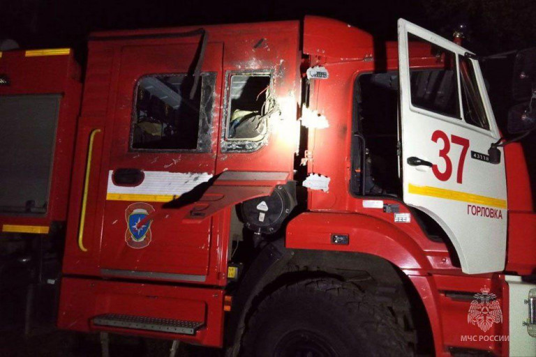 На заглавном фото: Автомобиль горловских спасателей, атакованный дроном вооружённых формирований Украины