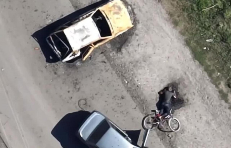 На заглавном фото: Жительница Курской области спустя месяц нашла отца, пропавшего после нападения ВСУ, по фото с дрона военкора. Пенсионер погиб под обстрелом ВСУ гражданских...