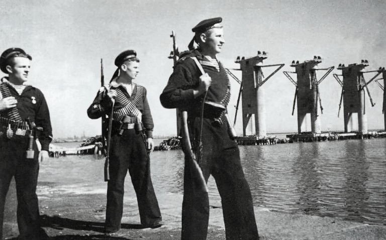 Заглавное фото. Моряки 384-го отдельного батальона морской пехоты, освобождавшие Мариуполь. Фотография 1943 года