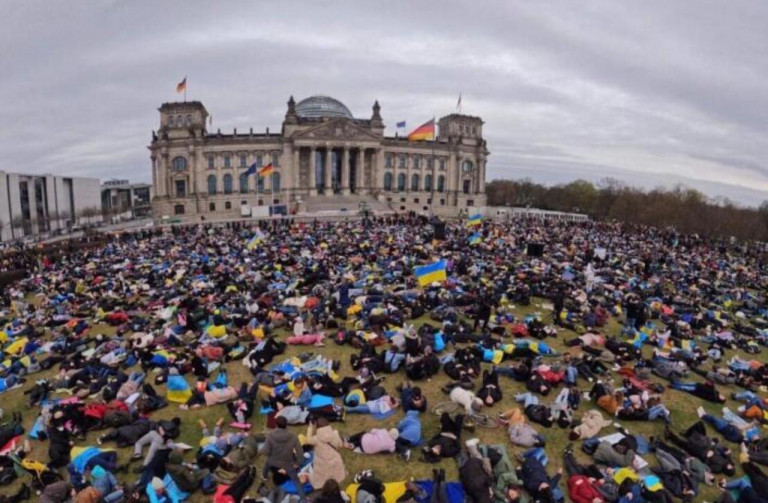 На заглавном фото: Кто знал, что протесты украинских беженцев в Европе окажутся в некотором смысле пророческими – теперь Зеленский вознамерился их действительно уложить. В землю...