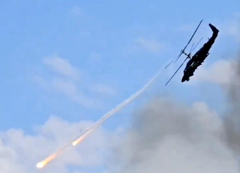 На заглавном фото: Работа боевого вертолета Ка-52 армейской авиации ВКС России по боевикам украинских формирований в Курской области