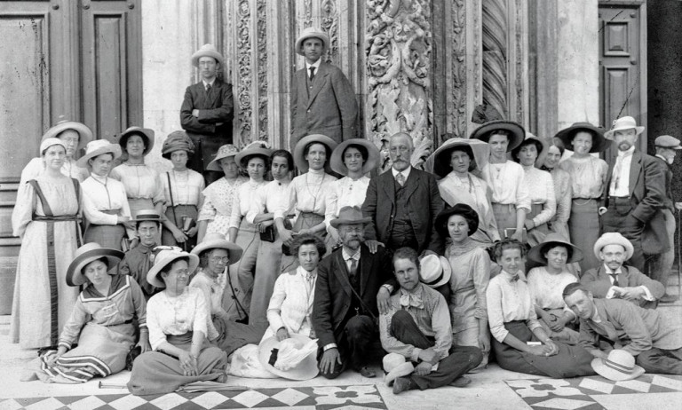 На заглавном фото (1912 г.): слушательницы и преподаватели Бестужевских курсов на экскурсии во Флоренции