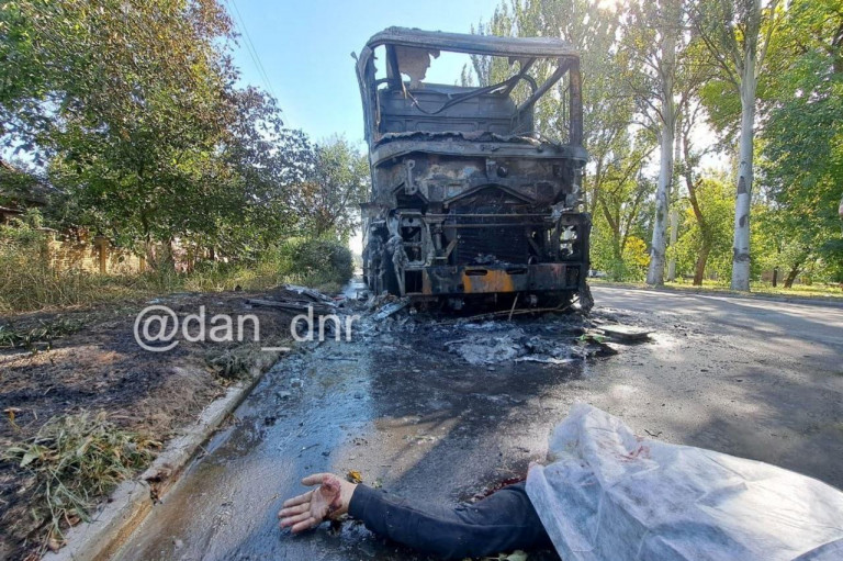 На заглавном фото: Многострадальная Горловка. Украинский БПЛА ударил по грузовику, он полностью выгорел.  В результате этой атаки погибли два человека. Трагедия произошла в центре города ранним утром
