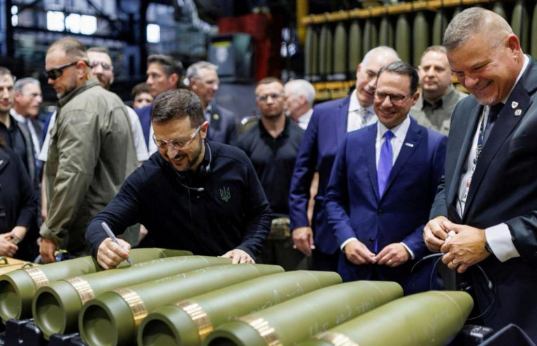 Заглавное фото: Зеленский весело подписывает снаряды, которые отправятся на Украину для ВСУ. Фото Sky news.