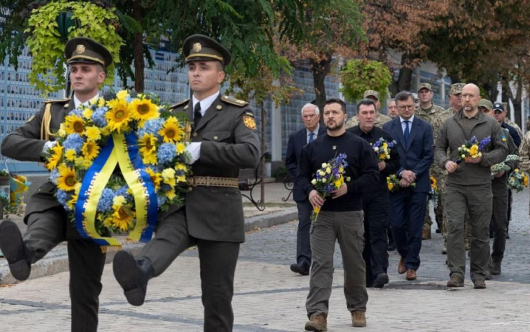 На фото: Зеленський покладає квіти до стіни пам’яті полеглих військових ЗСУ.
