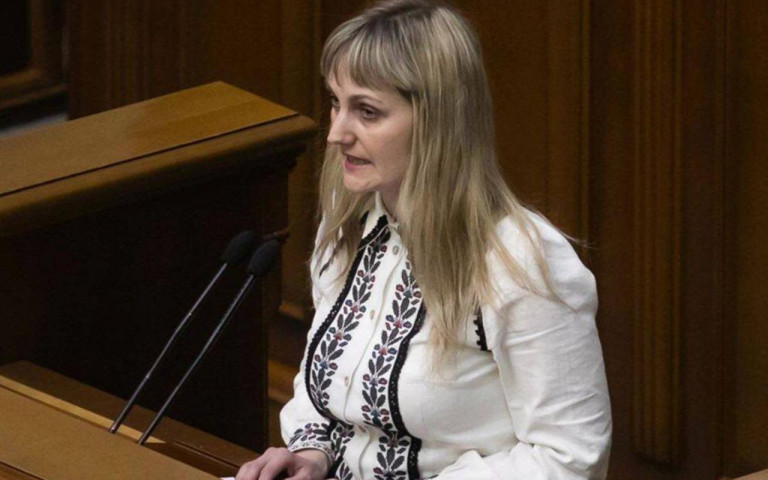 На світлині: Депутат(ка) Піпа прагне довести, що мовне насильство – непоганий спосіб змусити людей полюбити «калинову»…