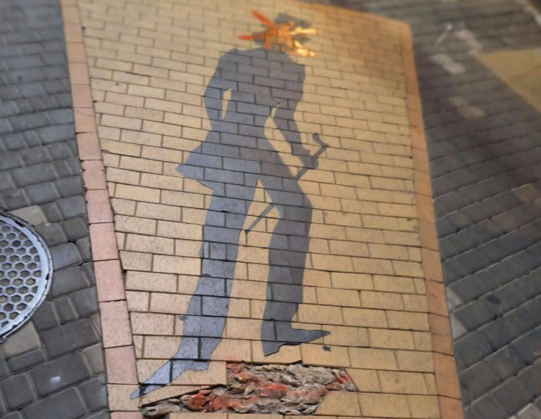 На заглавном фото: Буйному украинству снова мешает Пушкин в Одессе. Даже тень Пушкина спать не даёт. Так выглядит агрессивное невежество, которое у украинского национализма в чести...