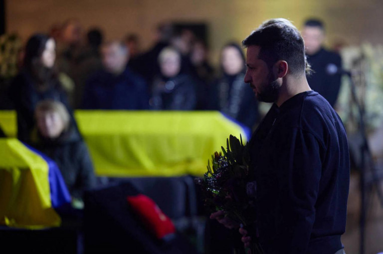 На заголовному фото: Дві армії Зеленський уже поховав, нині ховає третю, у планах – четверта, п'ята, шоста...