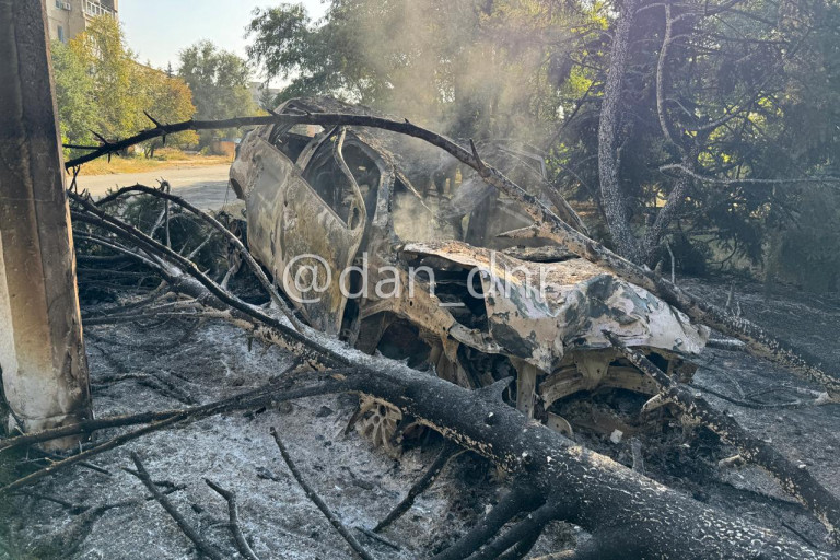 На заглавном фото: ВСУ совершенно обезумели – они в буквальном смысле охотятся с помощью дронов на жителей Горловки, расстреливая гражданских, которые рискуют передвигаться на автомобилях или пешком