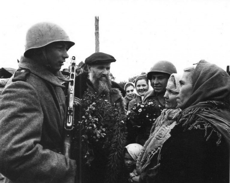 Заглавное фото: Красноармейцы и жители освобождённого Невеля. Военная фотография.