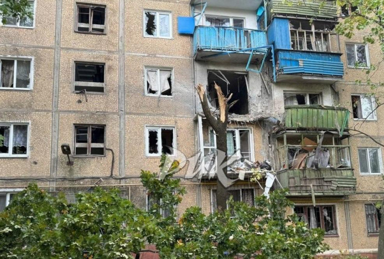 На заглавном фото: Последствия артобстрела центра Горловки с позиций украинских нацистов. Прямое попадание снаряда в многоквартирный дом