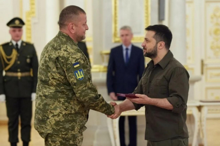 На заглавном фото: Зеленский и Залужный – оба улыбаются, оба вполне довольны друг другом, оба служат одним хозяевам, оба гробят народ Украины...