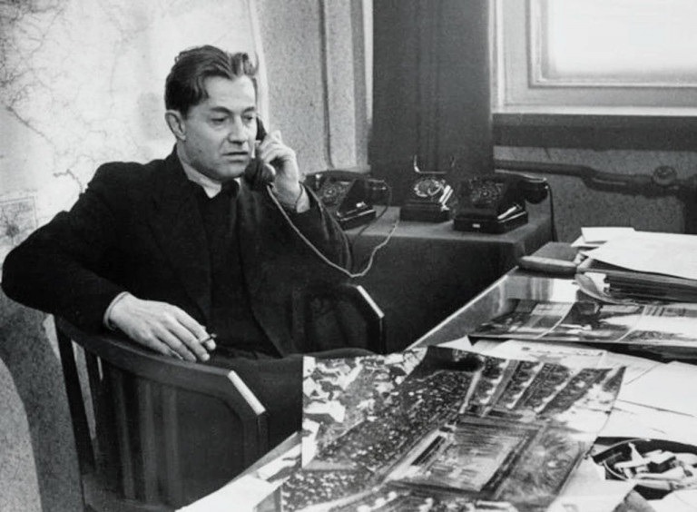 Заглавное фото. Поэт Сурков в редакции журнала «Огонёк»