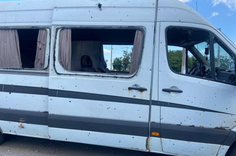 На заглавном фото: Три человека ранены при сбросе взрывчатки с дрона ВСУ на автобус в Горловке