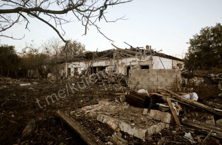 На заглавном фото: Последствия варварского обстрела украинскими нацистами мирных кварталов Петровского района Донецка. Получили повреждения дома частного сектора