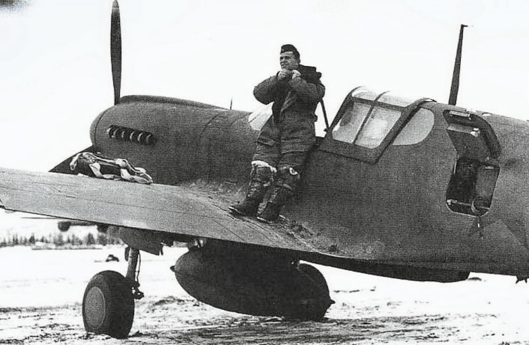 Заглавное фото: Начальник советской военной миссии в американском городе Фэрбенкс полковник М.Г.Мачин готовится к облёту истребителя P-40K «Киттихаук»