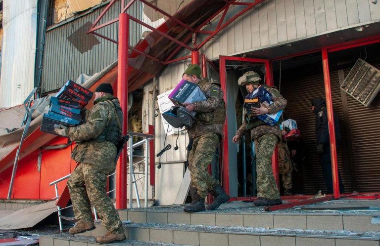 Заглавное фото: Визитная карточка ВСУ – мародёрство