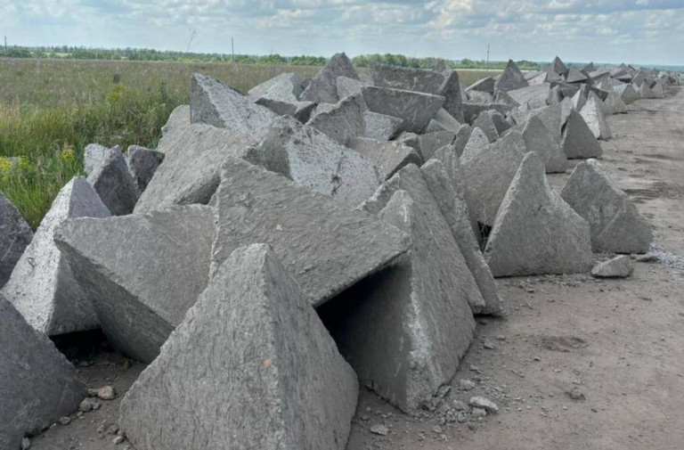 Заглавное фото: Линия обороны ВСУ за границами Донбасса выглядит порой так…