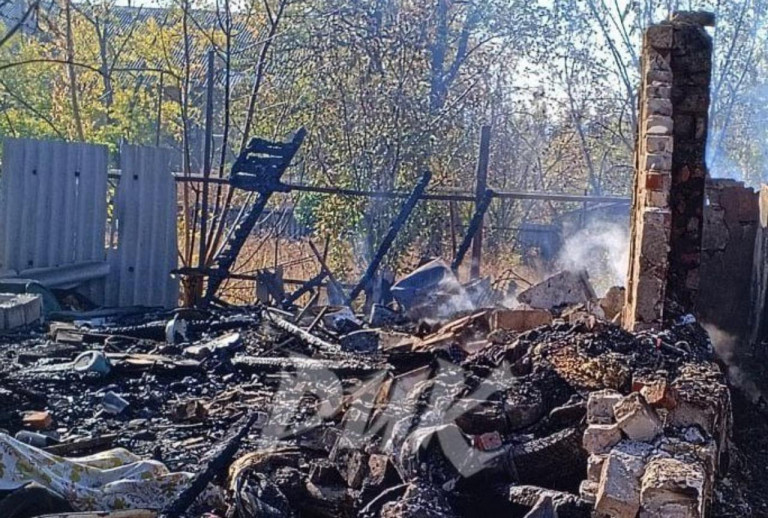 На заглавном фото: Последствия украинской вооруженной агрессии. Поселок шахты «19/20» (Никитовский район Горловки), обстрел 30 октября