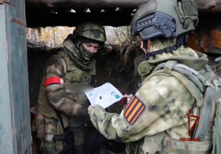 На заглавном фото: Письма-треугольники, написанные школьниками из Подмосковья, а также обереги ручной работы от луганских ребят доставлены на боевые позиции подразделений Росгвардии в День народного единства