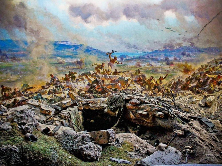 Заглавная иллюстрация. Диорама «Штурм Сапун-горы», созданная художниками студии имени М.Б.Грекова. Фрагмент