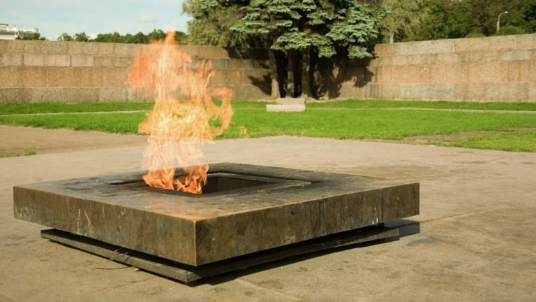 Заглавное фото: Вечный огонь на Марсовом поле возле памятника «Борцам революции»