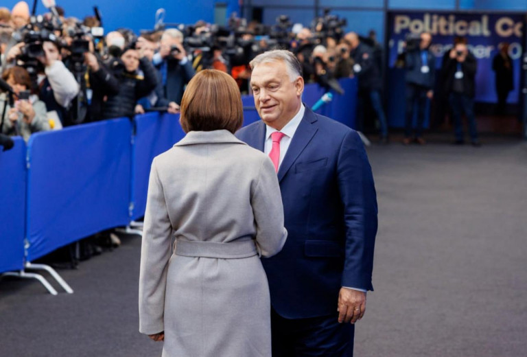 На заглавном фото: Майя Санду охотно фотографируется с премьер-министром Венгрии Виктором Орбаном на саммите в Будапеште, а прежде старательно этого избегала... Фактор Трампа – он такой для марионетки