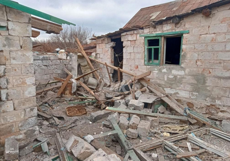 На заглавном фото: последствия обстрела посёлка Зайцево (Никитовский район Горловики) со стороны украинских террористов