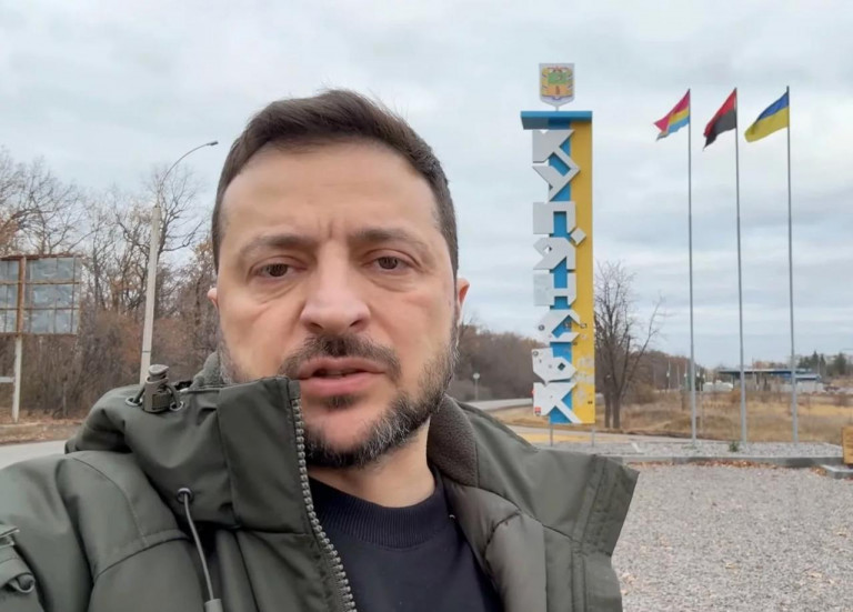 На заглавном фото: На днях просроченный Зеленский приезжал в Купянск – видимо, попрощаться с городом, по традиции, которая уже сложилась. Стоит обратить внимание, что на вьезде в Купянск рядом с государственным и городским флагом установлен чёрно-красный флаг УПА*. Бандеровщина и сюда доползла за времена "незалежности". Хотелось бы передать привет полякам – пусть не строят иллюзий, Польша поддерживает не "украинскую Украину", а своих убийц – бандеровцев