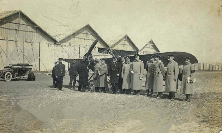 Заглавное фото: Лётчики и командующий состав Севастопольской авиационной школы, 1912 г.