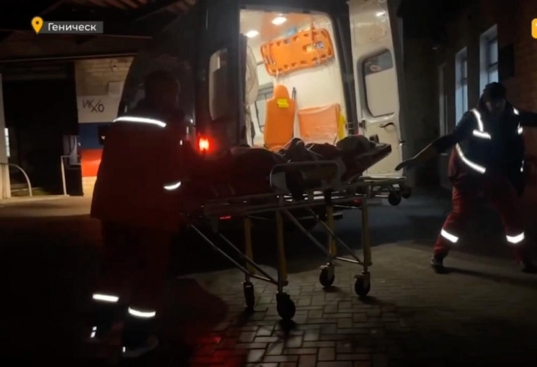 На заглавном фото: Раненых ВСУ в Новой Каховке везут в Геническ