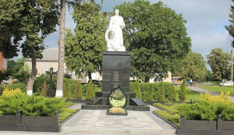 На заглавном фото: Памятник советскому воину-освободителю в Сокирянах