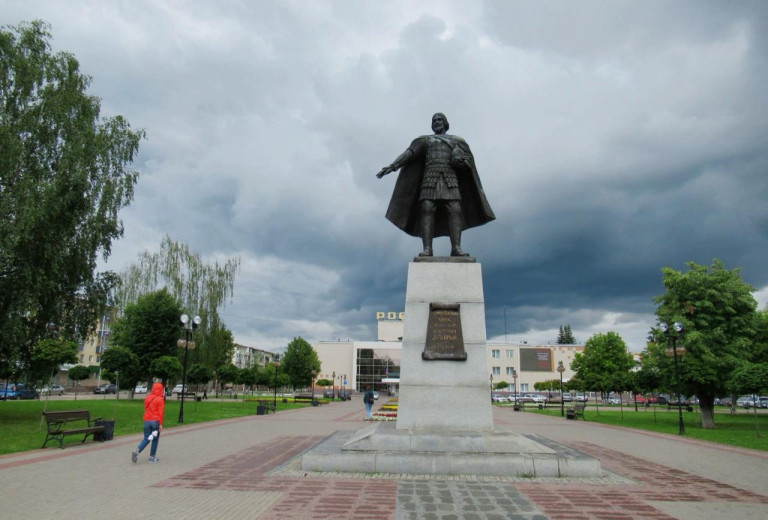 Заглавная иллюстрация: Памятник в Серпухове князю Владимиру Андреевичу, герою обороны Москвы