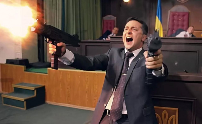 На заглавном фото: В кино "слуга народа" Зеленский, по замыслу авторов, расстреливает коррупционеров-депутатов. В жизни же всё наоборот – депутаты Зеленского укрепляют коррупцию, а "слуга народа" в самом прямом смысле угробил народ Украины...