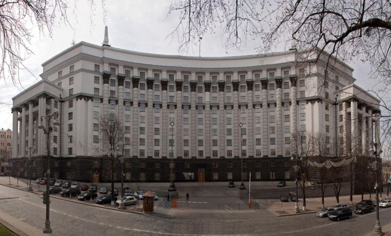 На заглавном фото: Кстати, Дом правительства в Киеве – это наследие СССР, от которого киевский режим избавляется, уничтожая памятники и вводя многочисленные запреты. Однако министрам вполне прекрасно сидится в советском здании... Может, по той причине, что ничего подобного "незалежна" Украина построить просто не в состоянии?