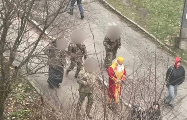 На заглавном фото: "Всё это было бы смешно", но... Удачная охота людоловов – на сей раз они отловили мужичка в костюме Святого Николая... Дед Мороз и Снегурочка, напомним, киевский режим  "отменил"