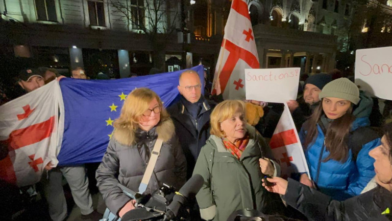 Заглавное фото: Европейские депутаты в Грузии среди митингующих