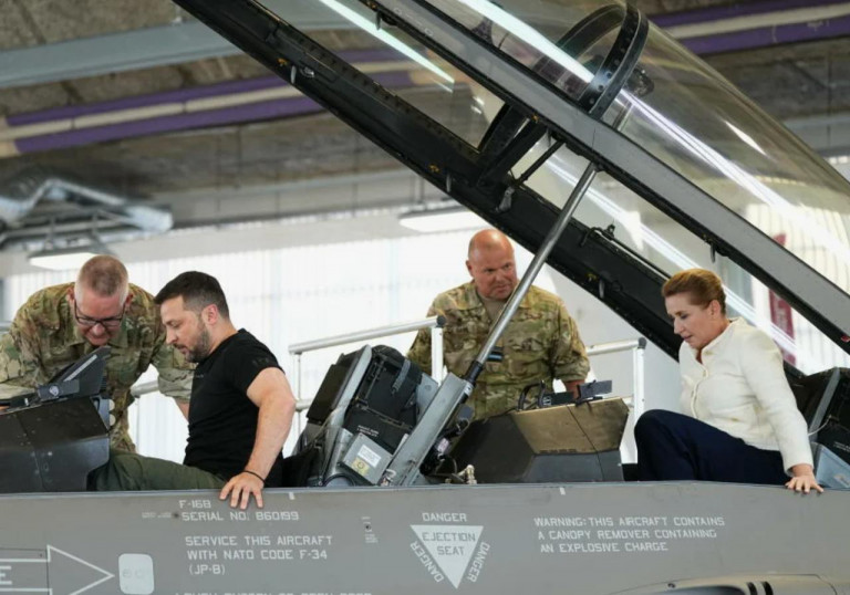 На заглавном фото: Зеленского и Фредериксен усаживают в F-16