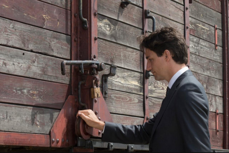 На заглавном фото: В Освенциме Джастин Трюдо пускает слезу и пишет в книге отзывов:«...Сегодня мы несем бремя свидетельства способности человечества быть преднамеренно жестоким и злым. Будем же всегда помнить эту болезненную правду о нас самих и крепить нашу приверженность к тому, чтобы больше никогда не позволить воцарения подобной  тьмы».  А затем утирает слёзы и отправляется поддерживать "воцарение подобной тьмы". И на Украине, и у себя в Канаде...