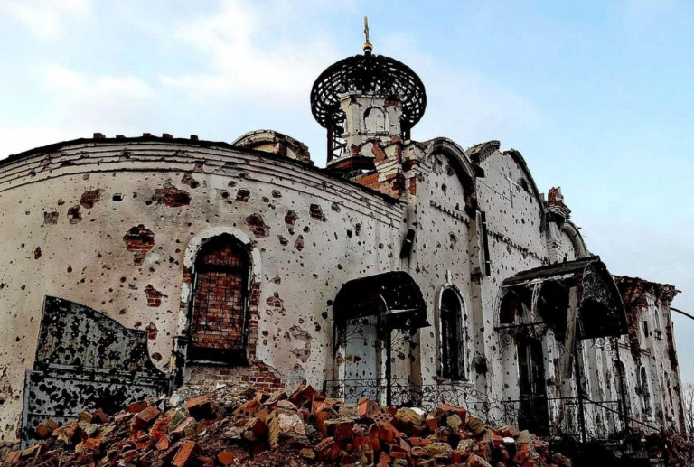 На заглавном фото: Отношение киевского режима к православию было хорошо видно ещё со времён так называемой АТО, развязанной против Донбасса. Донецкий Иверский монастырь являет собой одно из доказательств войны этого режима с православием...