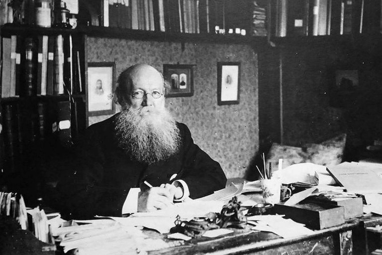 На заглавном фото: Князь Кропоткин в своём рабочем кабинете