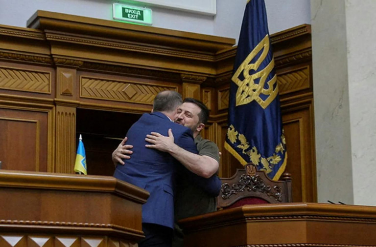 На заглавном фото: Всё, как в песне – "Разомкни свои объятья Дай немного отдышаться Мы летали выше неба А теперь пора снижаться..."