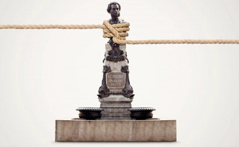 На заглавном фото: Надо же, даже британский The Economist заметил, что украинизаторы пытаются «перепрошить» русскую Одессу, сделать её Адэсой, причём «без учёта мнения одесситов», запретами, сносом памятников и переименованиями. Не прошло, как говорится, и 34 лет «незалежности». Правда, даже это не помогает…