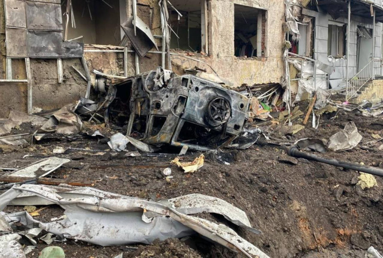 На фото: Последствия обстрела ВСУ городка Рыльска в Курской области