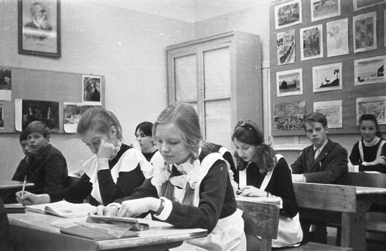 На заглавном фото: учащиеся московской школы № 235 на уроке