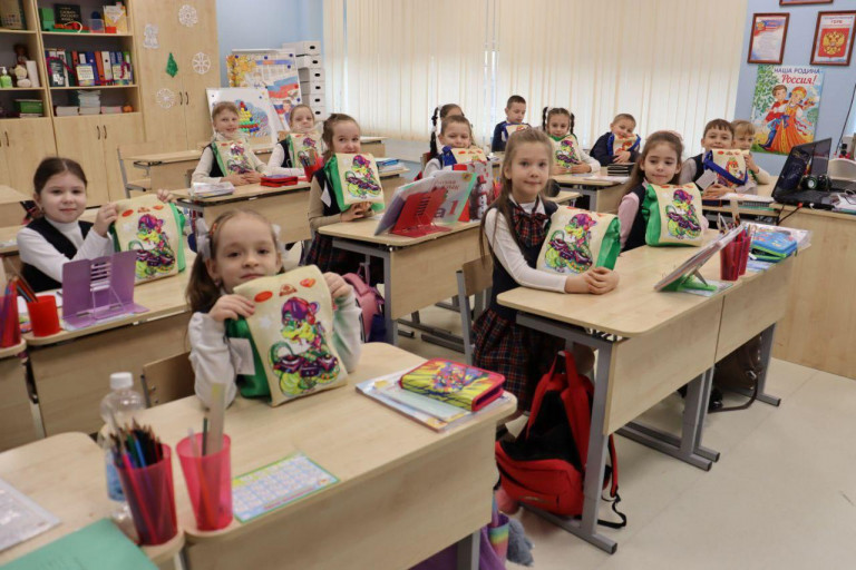 На заглавном фото: Санкт-Петербург поздравил мариупольских ребятишек с наступающим 2025 годом