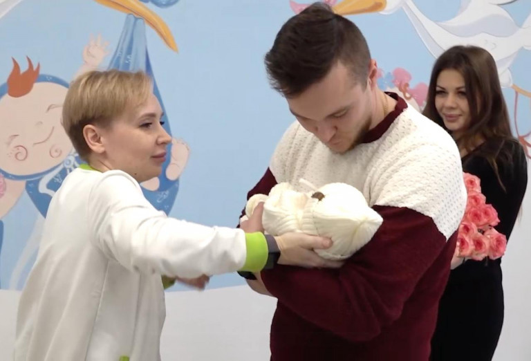 На заглавном фото: Малышка, которая стала тысячной, родилась у Анастасии и Павла Кузьминовых, назвали её Ариэль