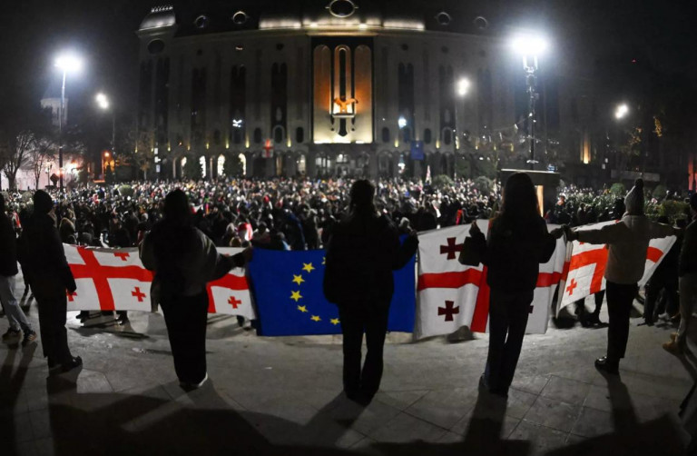 На заглавном фото: На Украине тоже было так же, а продолжилось очень кроваво... "Путь в Европу" Украину в Европу не привёл. "Мирный Майдан" отправился жечь Одессу, затем – воевать с Донбассом, страна очень быстро скатилась к нацизму...